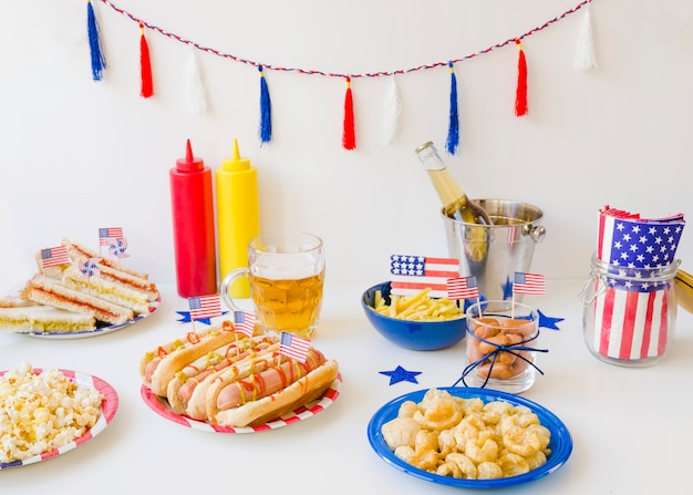 Foto gratuita concetto americano degli alimenti a rapida preparazione con l'hot dog