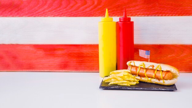 ホットドッグを備えたアメリカのファーストフードコンセプト