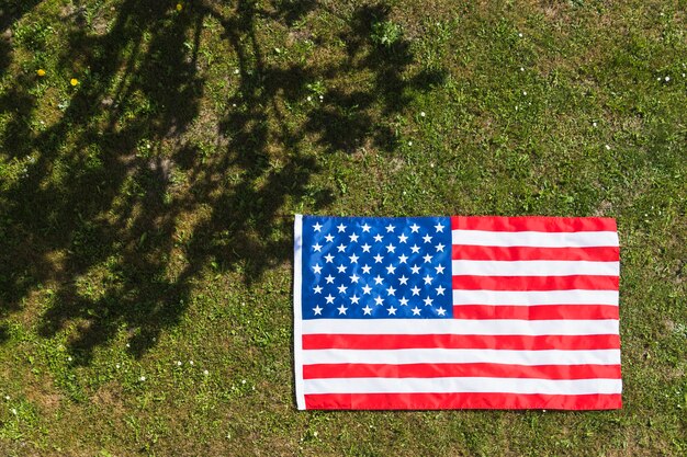 잔디 질감에 미국 국기 배경
