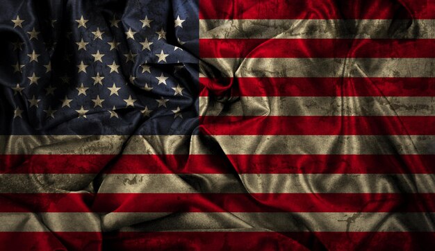 Фон американского флага со складками и складками и эффектом гранжа