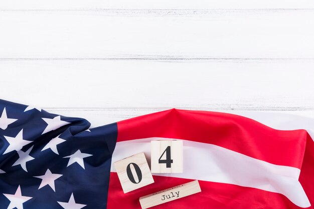 Американский флаг баннер буквы и цифры на белой поверхности