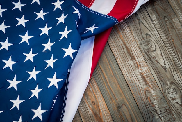 Foto gratuita bandiera americana su un tavolo di legno scuro