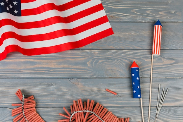 Американский флаг и праздничные фейерверки на деревянном фоне