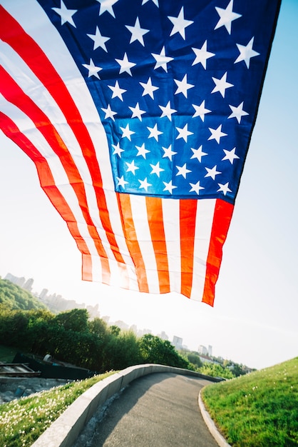 Бесплатное фото Американский флаг с дорогой и солнцем