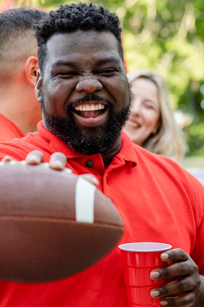 Foto gratuita tifoso di football americano a un evento sul portellone