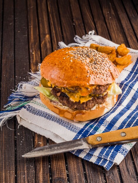 ナイフの横にあるアメリカのハンバーガー