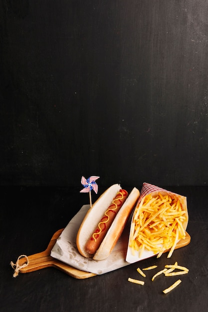 Foto gratuita cane caldo americano e patatine fritte