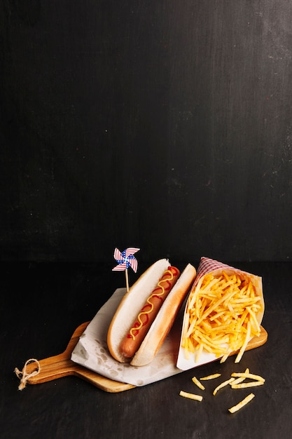 Cane caldo americano e patatine fritte