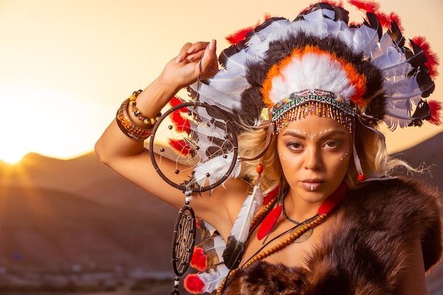 새의 깃털로 만든 원주민 의상 머리 장식의 아메리칸 인디언 소녀