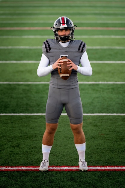 Free photo american male football player in uniform on the field