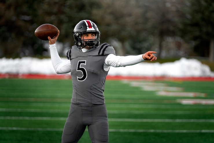 Free Photo american male football player in uniform on the field