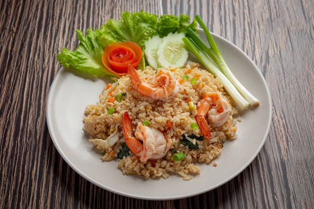 Жареный рис с американскими креветками подается с блюдами тайской кухни с рыбным соусом чили.