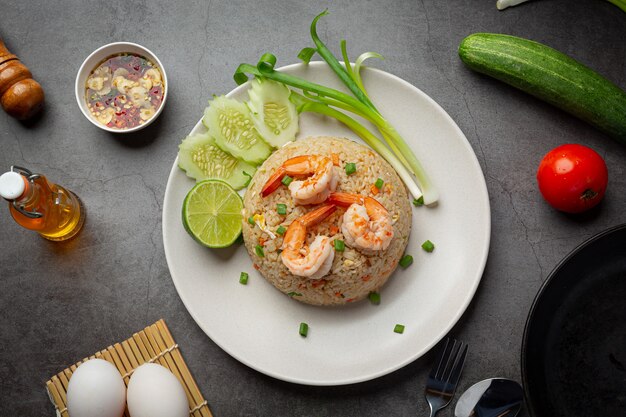 Жареный рис с американскими креветками подается с блюдами тайской кухни с рыбным соусом чили.