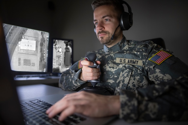 Soldato americano nel centro di controllo del quartier generale che inizializza l'attacco di un drone