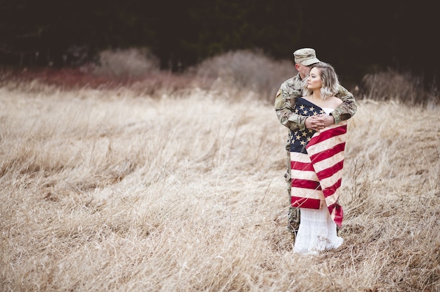 그의 아내를 포옹하는 미국 군인