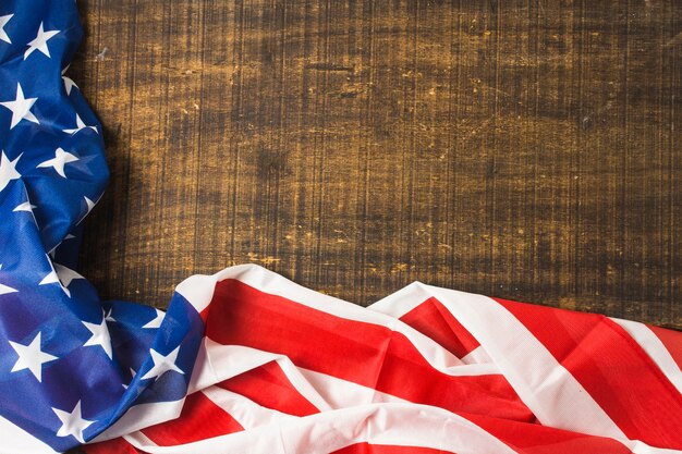 Американский флаг США на деревянном фоне