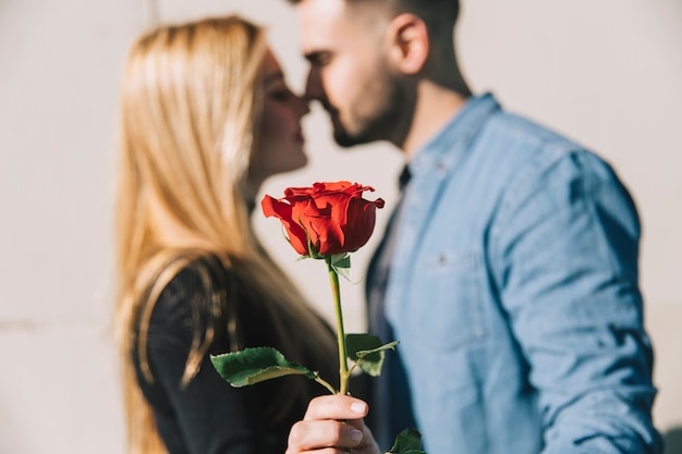 Бесплатное фото Любовная пара целует и позирует с розой
