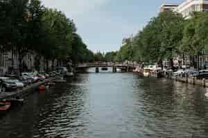 無料写真 アムステルダムの運河、ボートが水の上を歩く