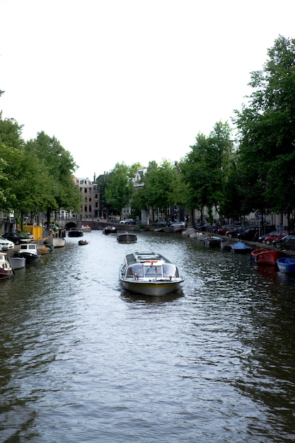 Бесплатное фото Амстердамские каналы, лодки гуляют по воде