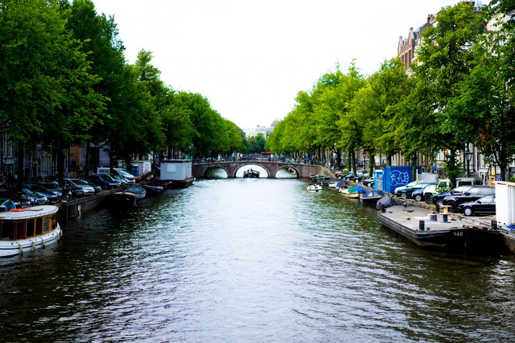 Free Photo amsterdam canals, boats walk on water