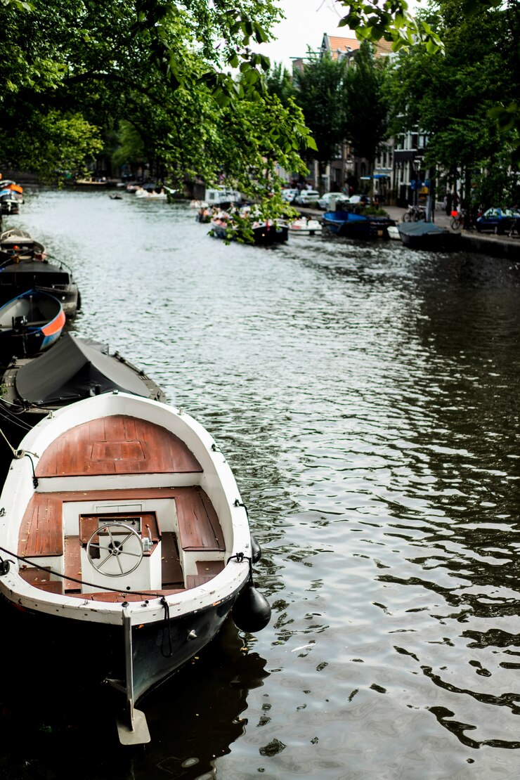 Free Photo amsterdam canals, boats walk on water