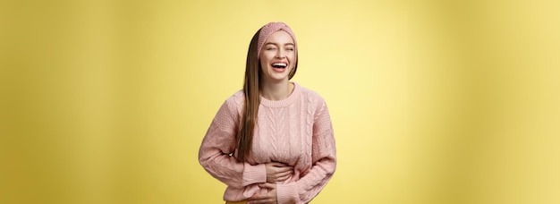 Free photo amused and entertained charming young european female student laughing till belly hurts from giggle