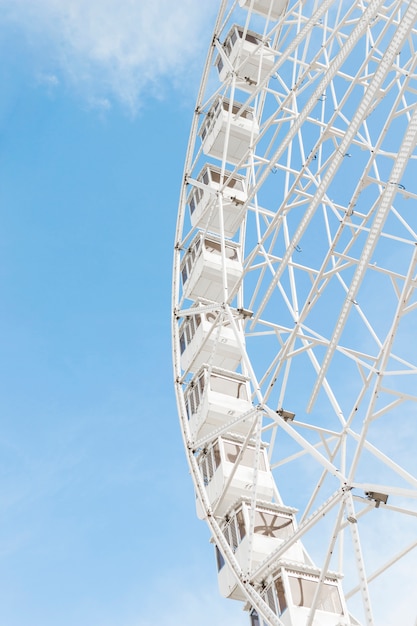 Foto gratuita la classica ruota panoramica del parco divertimenti