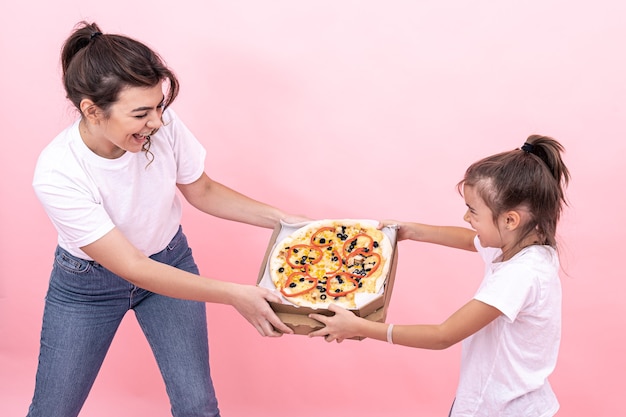 大人の女の子と小さな女の子は、お互いにピザを共有することはできません。