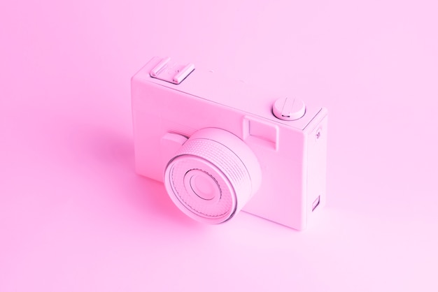 Бесплатное фото Старая винтажная камера на розовом фоне