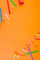 Бесплатное фото Оранжевый фон с красочными декоративными элементами
