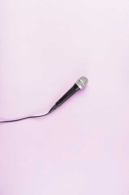 Бесплатное фото Вид сверху микрофона на розовом фоне
