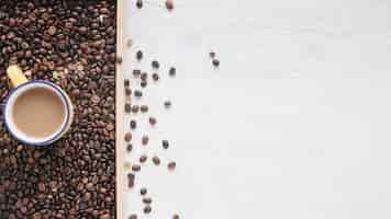 無料写真 コーヒー豆の焙煎とコーヒーカップの俯瞰