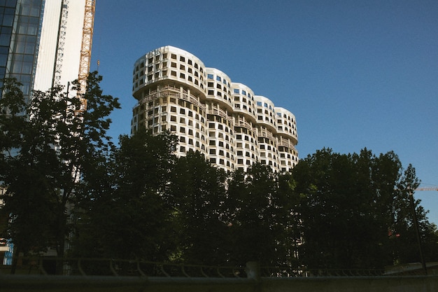 Paesaggio urbano analogico con edifici alla luce del giorno