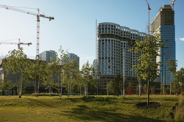 Бесплатное фото Аналоговый городской пейзаж со зданиями при дневном свете