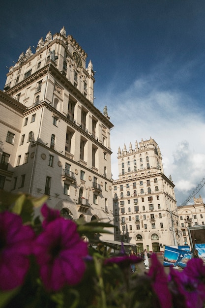 Аналоговый пейзаж города со зданиями