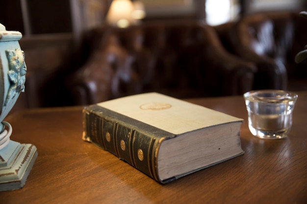 Древняя книга на роскошном столе