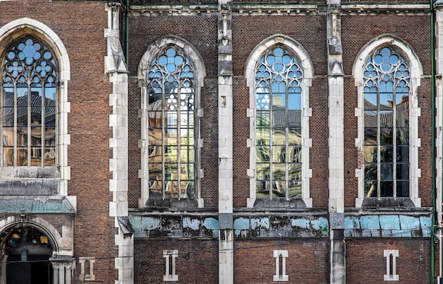 건물의 스테인드글라스 창문과 창문이 있는 고대 교회