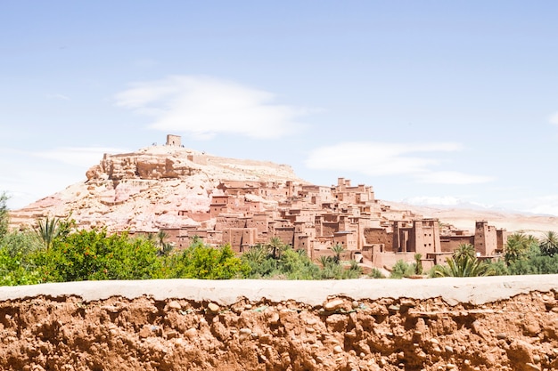砂漠の風景の中の古代都市の要塞