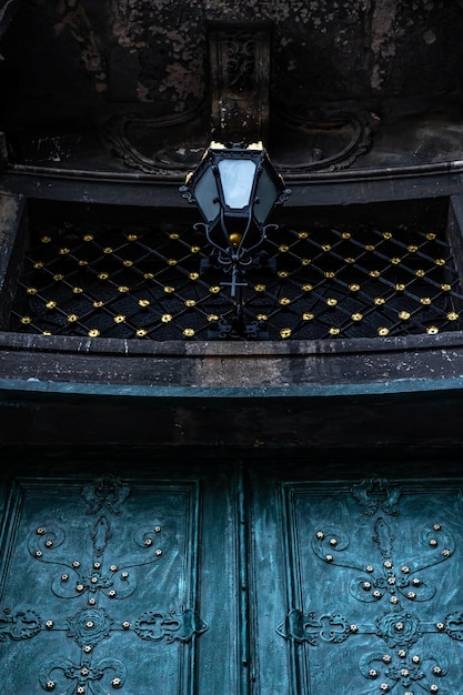 無料写真 大聖堂のターコイズブルーの古いドアの古代のドア