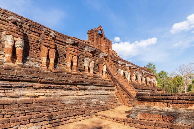 Kamphaeng Phet 역사 공원 유네스코 세계 문화 유산에 있는 Wat Chang Rob 사원의 고대 문