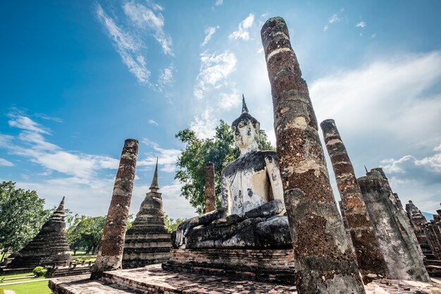 古代遺産の仏像とタイの寺院