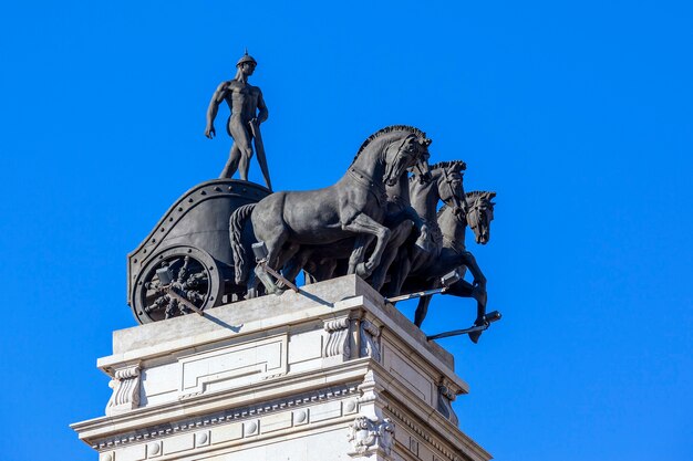 スペイン、マドリッドの古代の馬とバギーの像