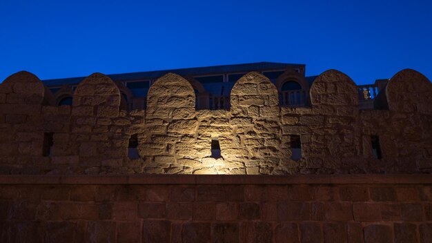 Древняя освещенная укрепленная каменная стена