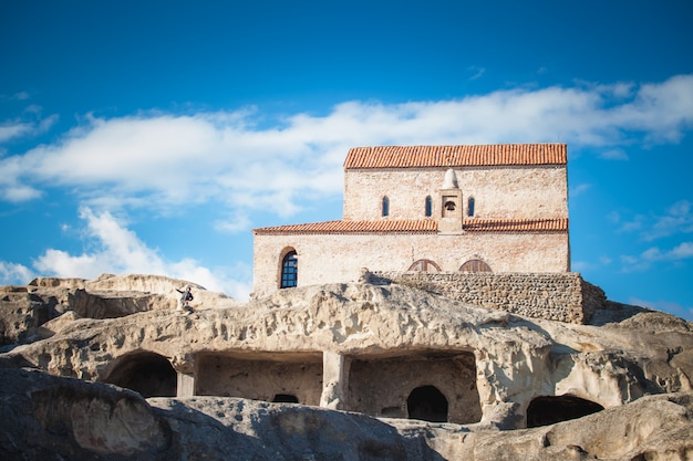 Foto gratuita chiesa ortodossa antica nella città antica uplistsikhe, georgia della caverna