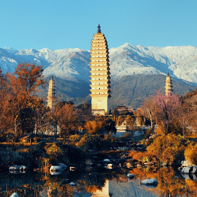 雪をかぶった中国雲南省のCangshan山のある大理旧市街の古代の塔。