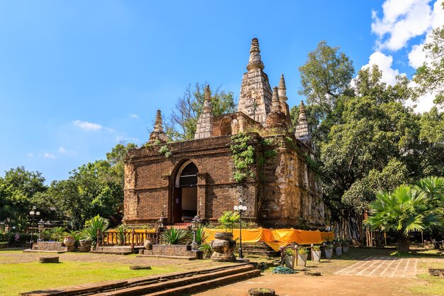 태국 북부 치앙마이에 있는 Wat Photharam Maha Wihan Chet Yot Chiang Man의 고대 탑