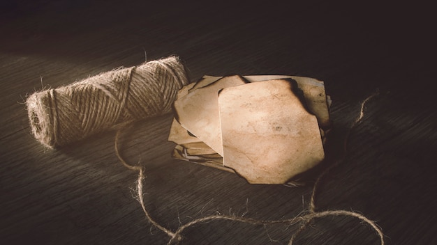Древняя бумага возле льняной нитки