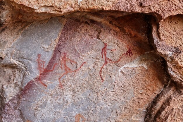 Древние доисторические рисунки на каменных стенах пещеры