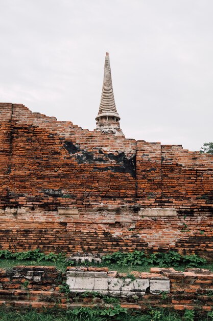 Древний храм и кирпичная стена в Аюттхая, Таиланд