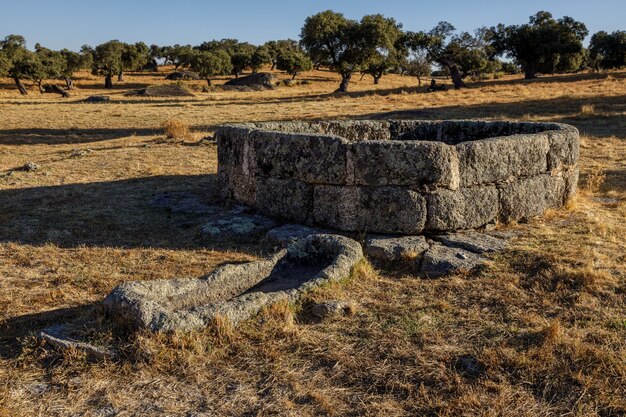 スペイン、エストレマドゥーラのデヘサデラルスの古代の井戸